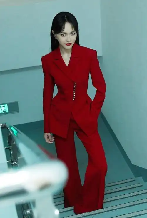 唐嫣红色西装帅出新高度,凹造型秒变女霸总,长发披肩气场全开