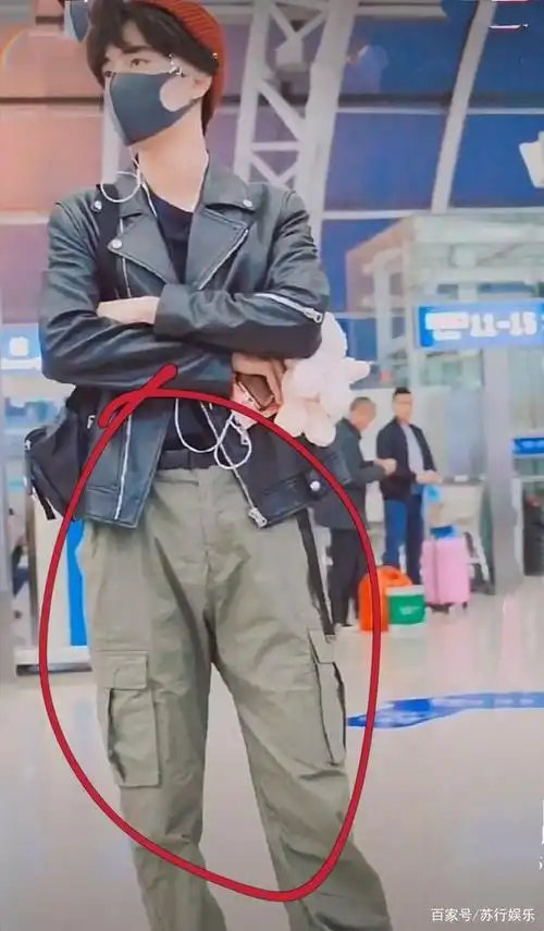 偶遇王一博录《天天》外景,穿肖战同款裤子,双手插兜像王大爷