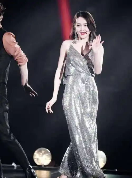 王鸥的心态真好,和小鲜肉跳舞不避嫌,热情似火独领风骚_舞台_时尚