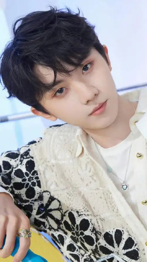 马嘉祺镂空花朵刺绣衬衫##马嘉祺镂空刺绣外套