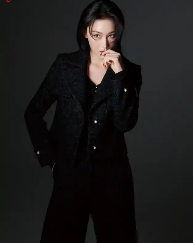 张馨予分享最新时尚照穿西装走起黑白冷酷风气场全开满满男友范