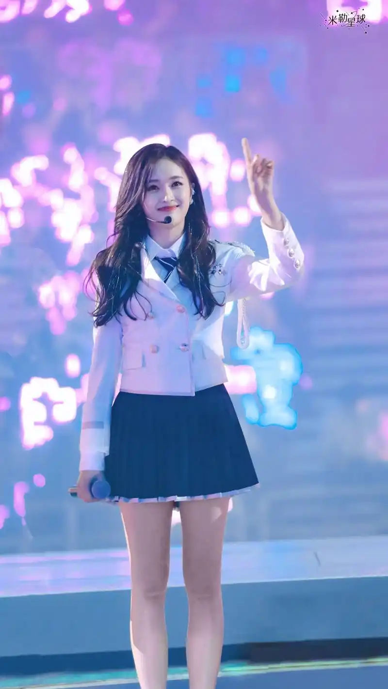 吴宣仪亮相火箭少女101北京演唱会,穿白衣服搭配黑短裙面带微笑
