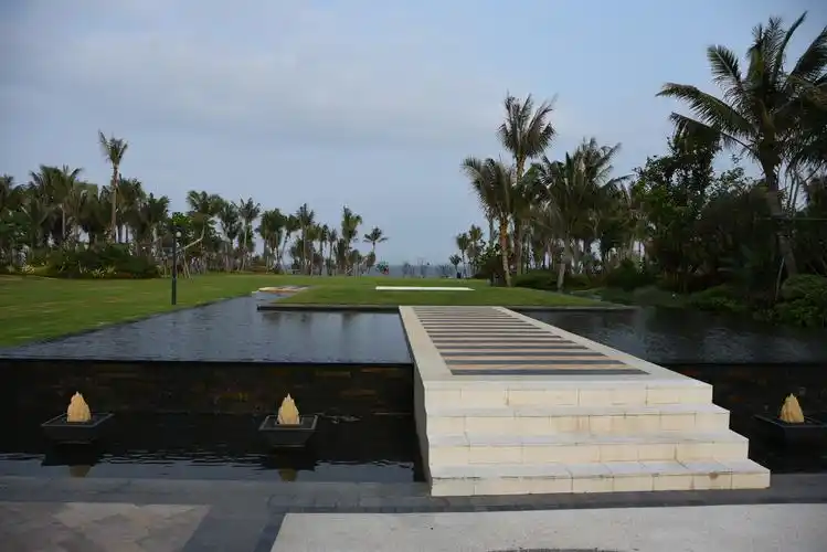 草坪上有一个水池 这个平台可能用来做婚礼maybe