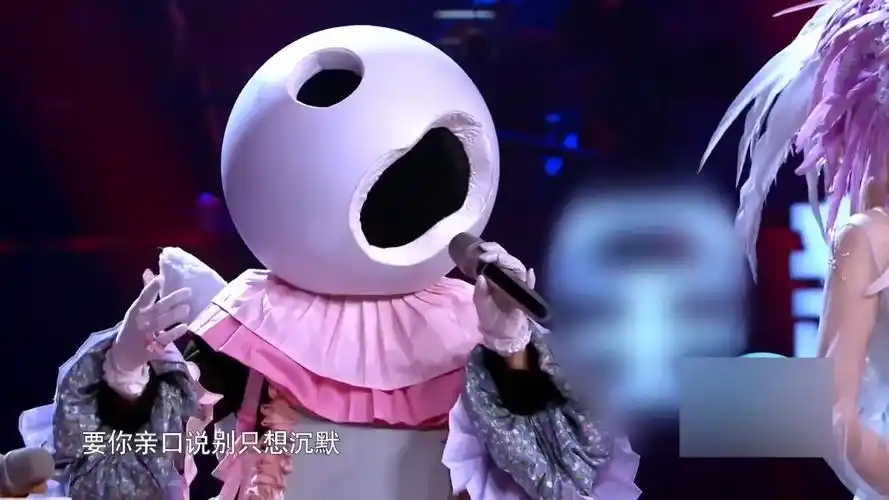 周深还是穿女装唱歌了,嗓音一出,网友:完了,我分不清男女了__财经头条