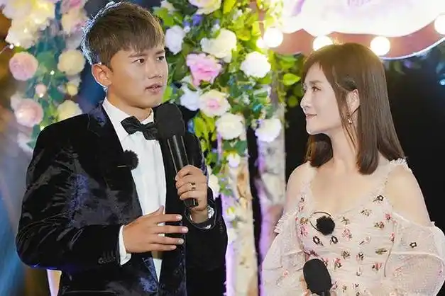 谢娜一家游乐园欢聚露小蛮腰与张杰自拍三个女儿遗传好基因