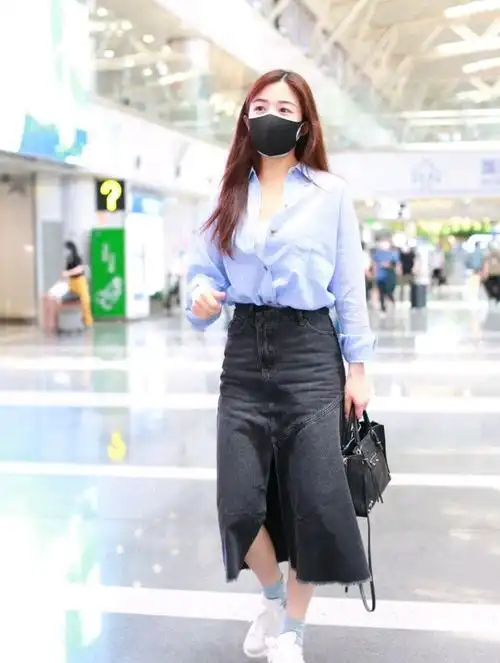 张含韵身上穿的这条牛仔半身裙也是个亮点,采用了高开叉的设计风格