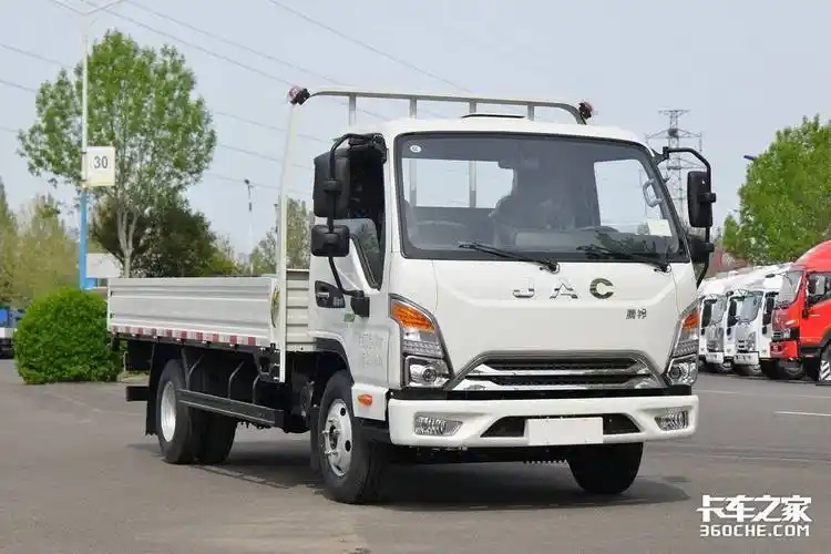 8万的轻卡我闭眼买!这四款都是主流配置