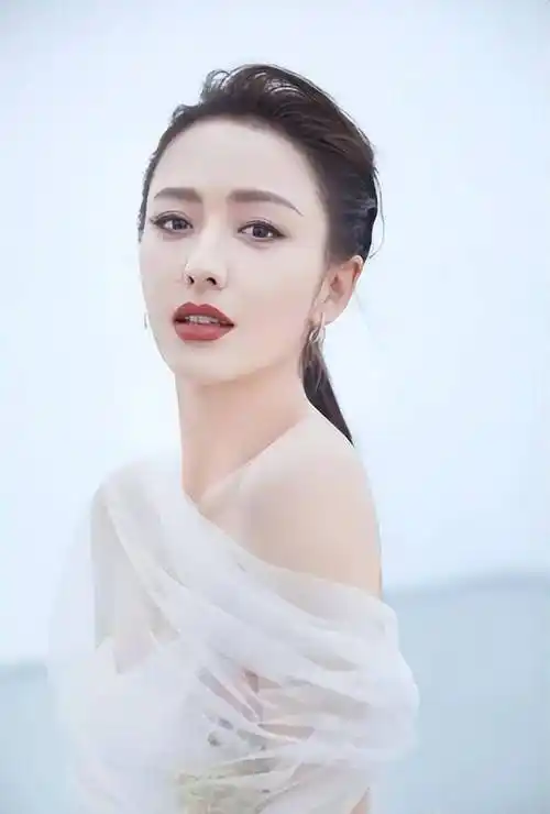 最美的赵飞燕:佟丽娅日常生活写真,开心大方展现自信之美_时尚_董璇