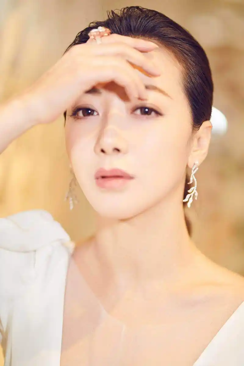 陈紫函  深v礼服