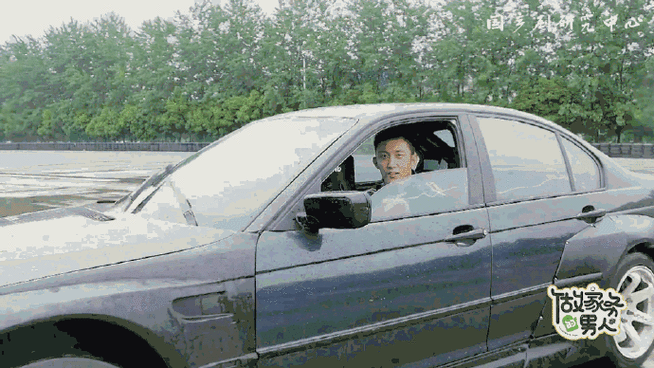 但是最后都完成了一圈挑战,黄景瑜开赛车的样子的帅爆了,两人都是开车