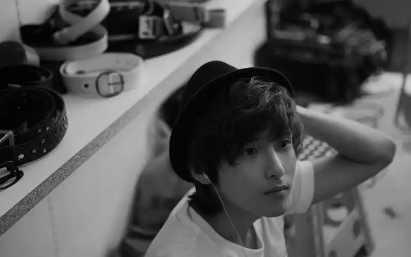 这些是韩国组合韩国super junior黑白色电脑壁纸,帅气个性的小伙子