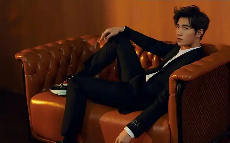 杨洋10张绝版侧颜照片,这才是娱乐圈男明星的颜值天花板吧