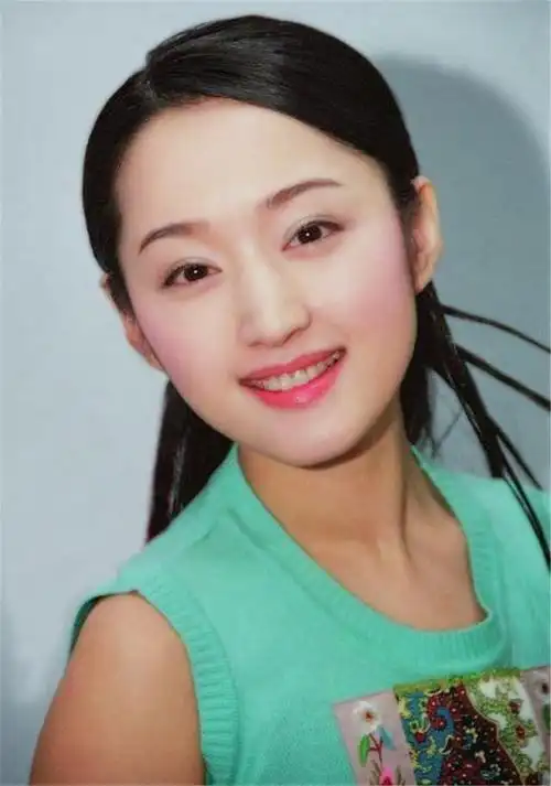 杨钰莹早年旧照曝光 侧影身材苗条眼神清澈青涩可人