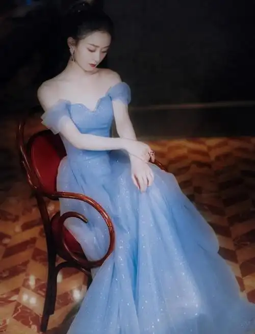 美图分享,赵丽颖的蓝色系礼服,给人一种神秘的感觉