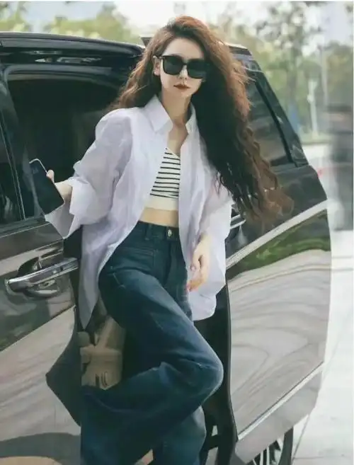 戚薇又带火了"极简"穿搭:白毛衣 半身裙 羊毛卷,时髦又洋气