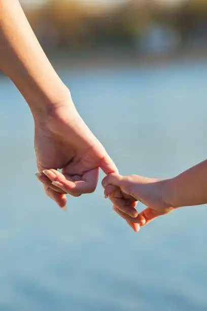 手牵手,姐妹,紧握双手,垂直画幅,四肢图片素材_id:150134281