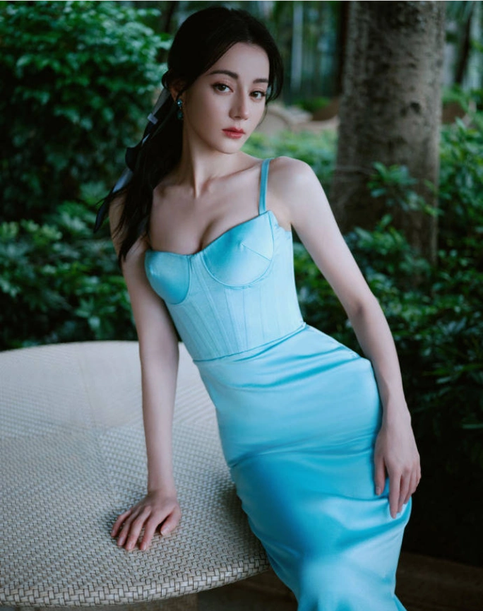 迪丽热巴夏日多巴胺造型好养眼 宛若海洋人鱼公主