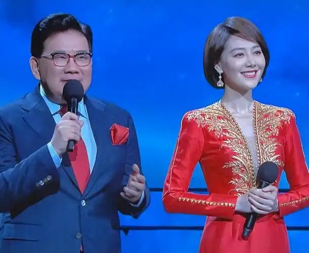 回顾央视王冠:曾和曹可凡传绯闻,38岁依旧单身,婚姻让父母担忧