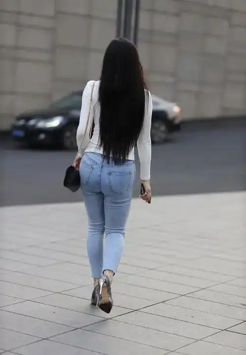 简约的牛仔裤穿出精致的美,长发齐腰,尽显美的背影|穿搭|美女_网易