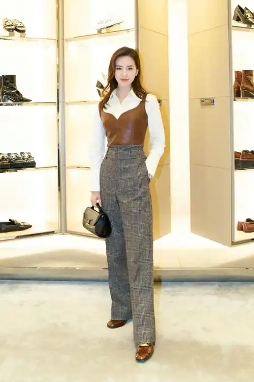 论气质还真没几个人比得过刘诗诗穿白色毛衣搭小裙子清新脱俗