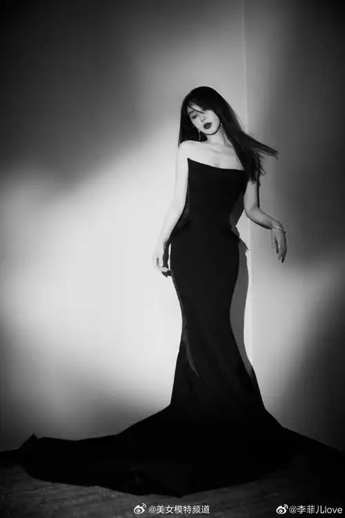 李菲儿抹胸紧身长裙尽显凹凸好身材披肩直发散发独特魅力