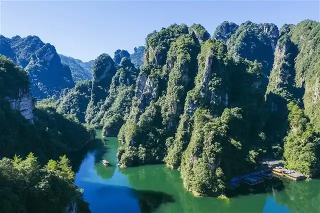 俯瞰张家界武陵源宝峰湖.(湖北日报全媒记者 梅涛 摄)