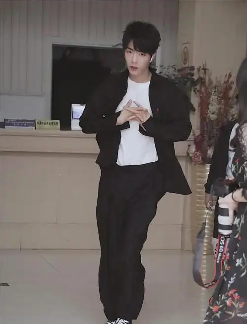 肖战的腿有多长?看到他走路的姿势,怪不得没人搭讪!_网易订阅