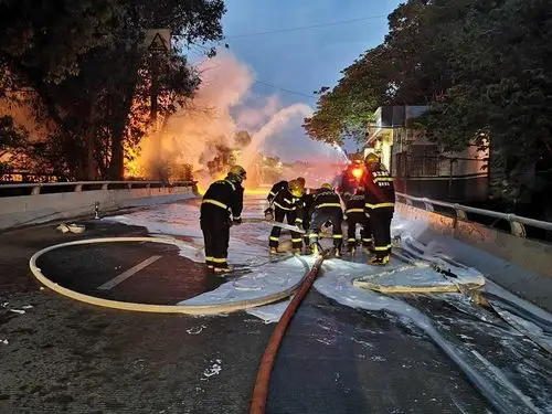 突发300l备用柴油泄漏成 流淌火 火速处置事故路段变雪海