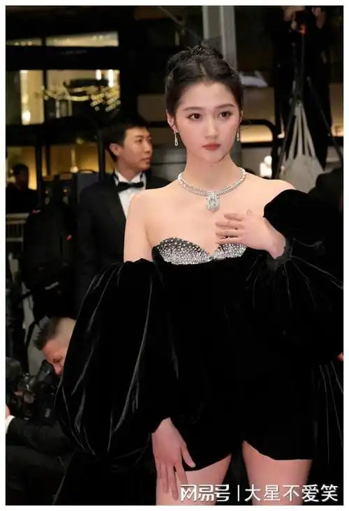 关晓彤黑天鹅高定,身材美到不敢想象!造型惊艳全场!