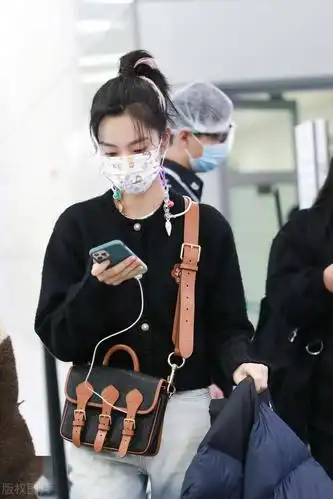 庄达菲穿黑色针织开衫搭配牛仔裤现身扎起头发元气满满