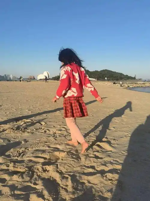 真是搞不懂孩子们,这么冷,还能光着脚,建议了穿袜子和雪地靴在沙滩上
