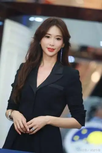 其实林志玲除了拥有无与伦比的外在美,还拥有很高的学识和涵养,掌握