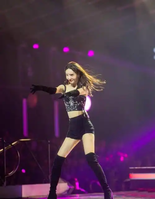 舞台上的金晨太拉风了,穿吊带短裤配长筒靴,好身材抢镜迷人_黑色_造型