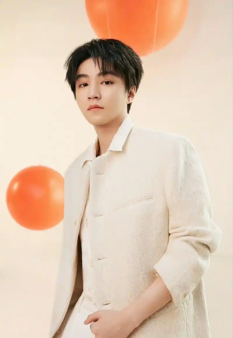 丨@tfboys组合 演唱会应援色写真 chapter-4释出