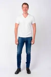 开心帅哥笑的全身照照片