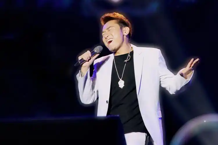 扎西平措天籁之音唱响盛京 与汪峰同台演绎化身小粉丝