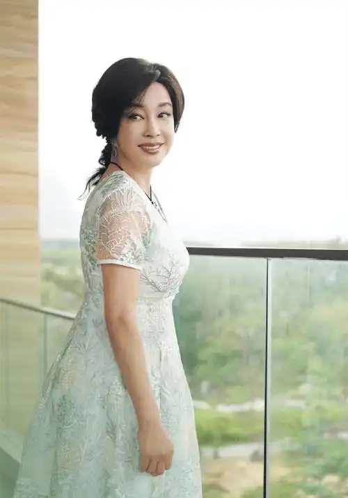 原创刘晓庆罕见为82岁丈夫做饭穿得花枝招展网友这哪像73岁