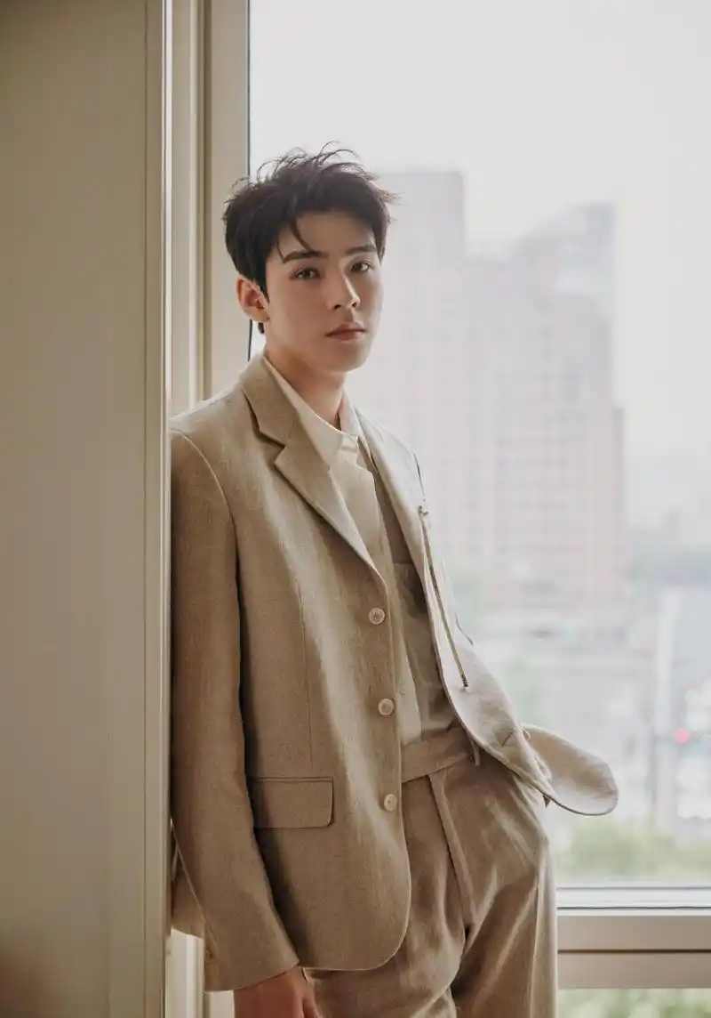龚俊素色西装窗边大片# 龚俊素色西装窗边大片,帅气雅致的贵公子俊俊