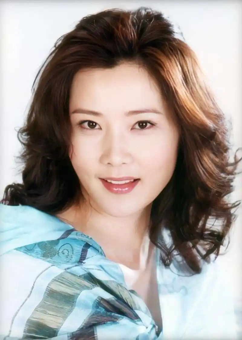 p>何赛飞,1963年4月11日出生于浙江省舟山市岱山县,中国内地影视女