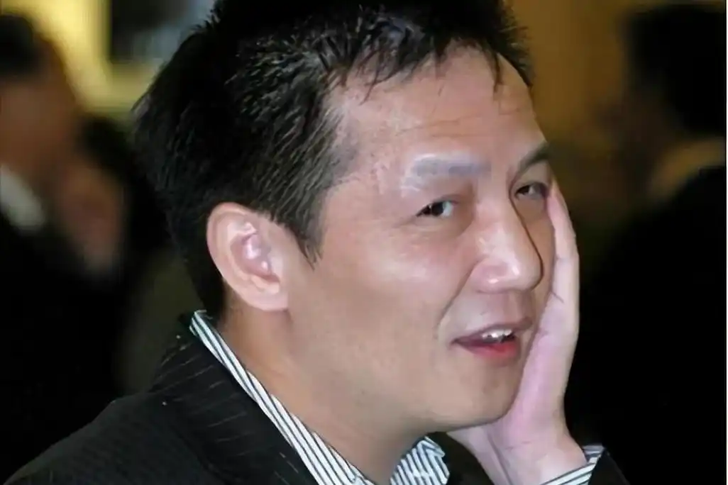 2021年,一场生日宴,撂倒六位主持人,上海首富周正毅怎么做到的