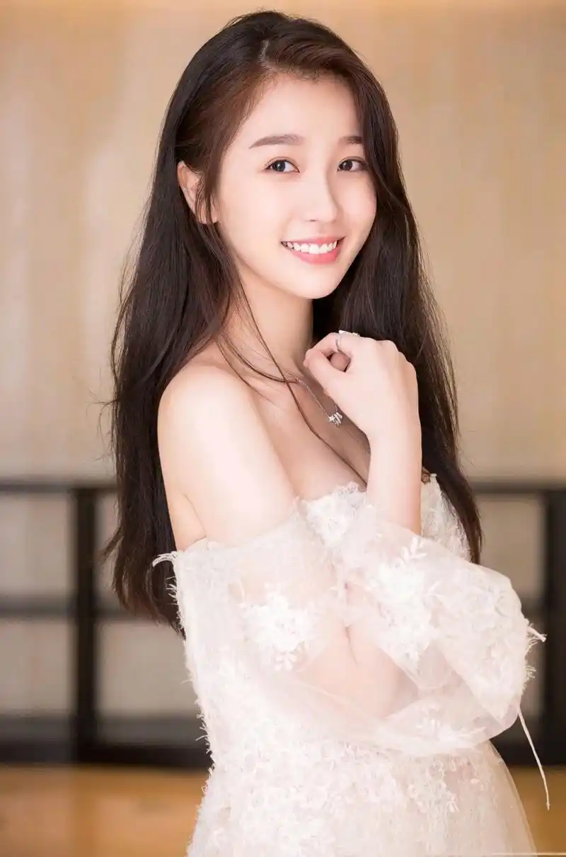 元气美少女虞书欣娇俏玲珑,尽显青春本色