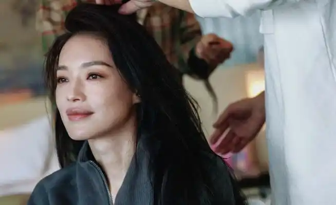 #舒淇撑起了荧光绿西装##舒淇幕后电影感#