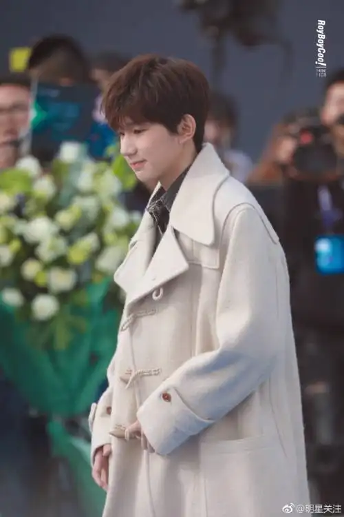 今日份#王源#太帅了,人群之中的帅气少年,每一个角度都是颜值暴击