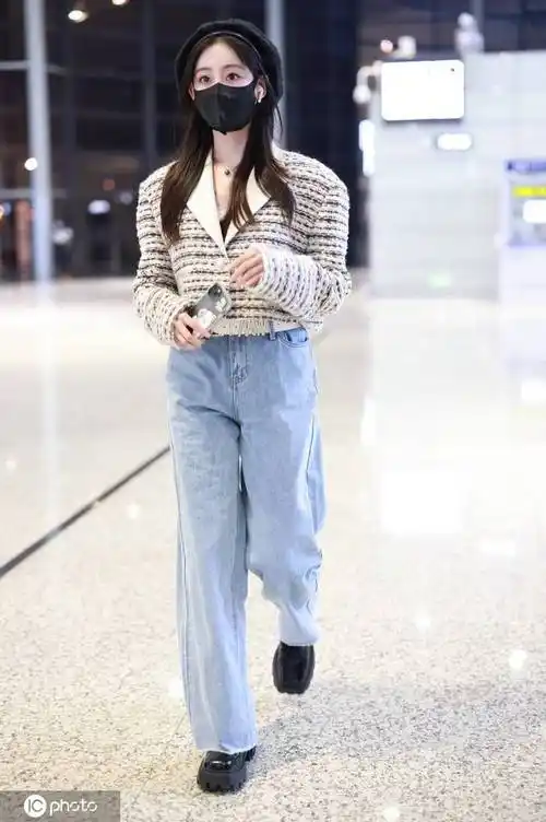 1/5祝绪丹现身虹桥机场,粗话拼皮外套搭配牛仔裤青春可爱.