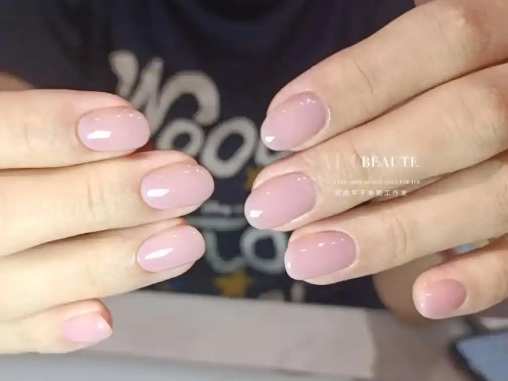 要拍照片时顾客突然举起了双手?