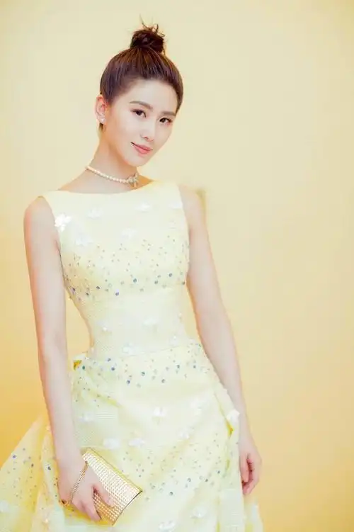 女星丸子头造型大比拼,网友纷纷表示:丽颖最可爱!