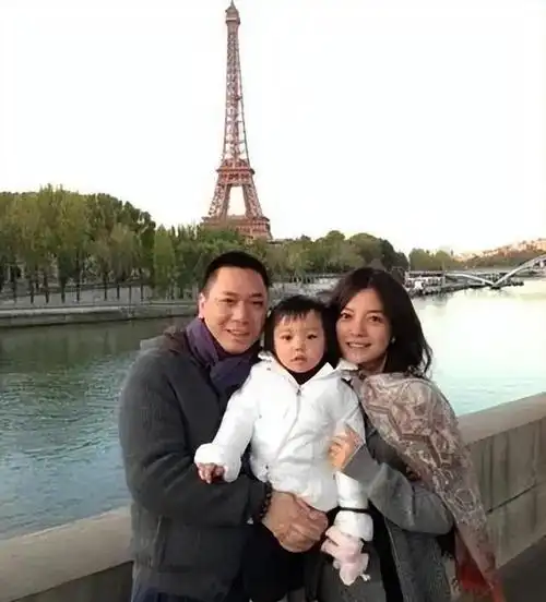 消失两年多后再看赵薇如今的处境47岁的她后悔了吗