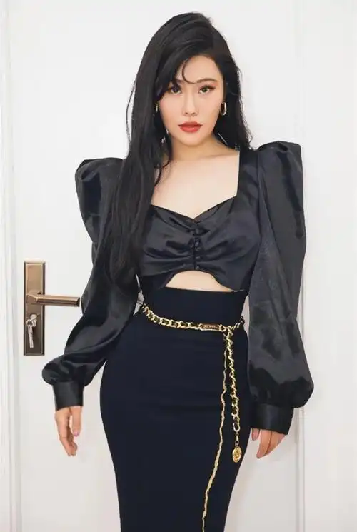 袁娅维越穿越奇怪,上身穿抹胸看着90斤,下身穿皮裤像120斤