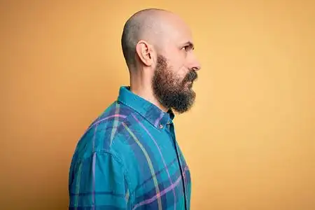 英俊的秃头男子留着胡须背景图片