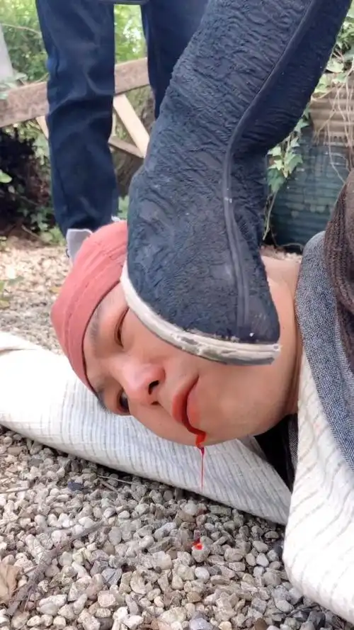 原来脚踩脸的戏是这样拍的